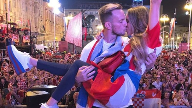 La pareja en la celebración de la selección en Croacia | Fuente: Instagram Raquel Mauri