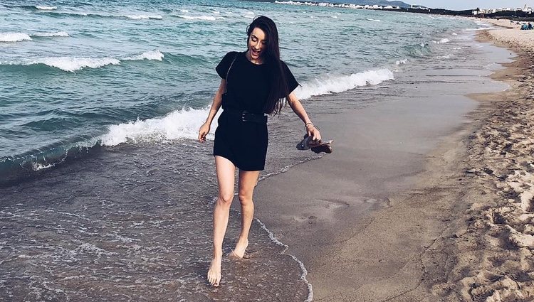 Adara Molinero, encantada de la vida mientras pasea por la playa / Instagram