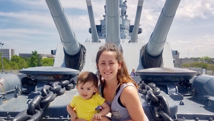 Janelle Evans y uno de sus hijos durante una exposición militar/ Fuente: Instagram