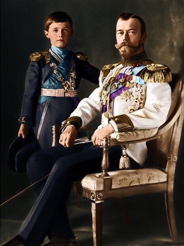 El Zar Nicolás II de Rusia con su hijo y heredero, el Zarevich Alexei Romanov