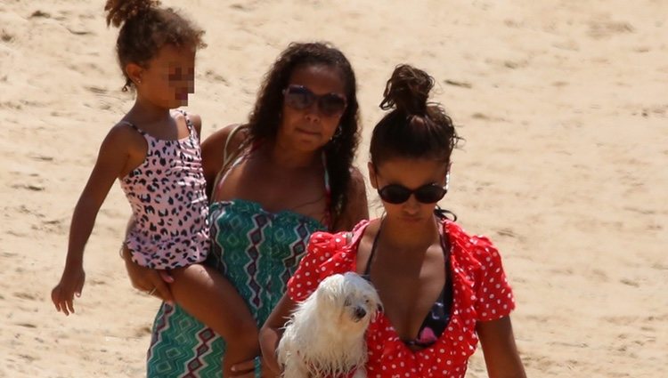 Mónica Cruz, su hija Antonella y su exniñera durante unas vacaciones en Cádiz