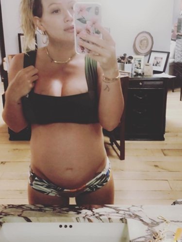 Hilary Duff enseñando su barriga de embarazada en ropa interior / Instagram 
