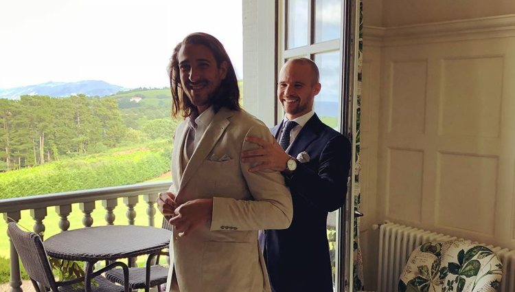 El novio se vistió de beige </p><p>para la ceremonia con familiares y amigos / Instagram