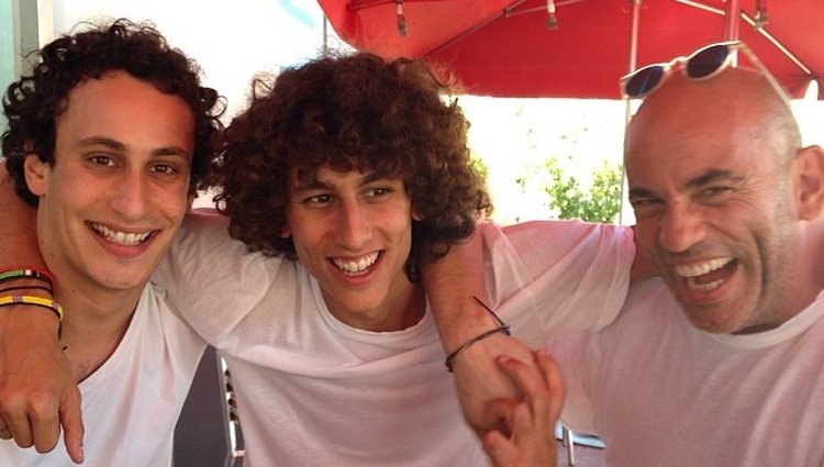 Alex Dellal junto a su hermano Max Dellal y su padre Guy Dellal/Fuente:Instagram