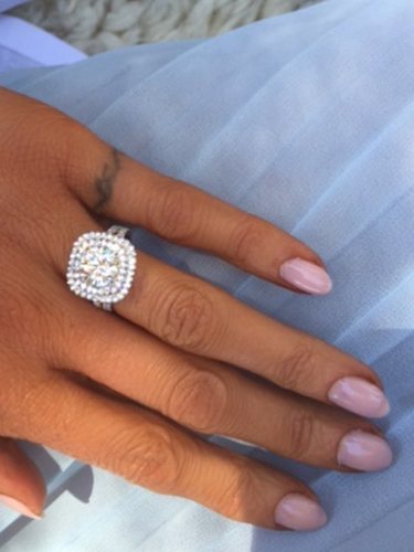 Roberts anunció el compromiso a través de su cuenta de Instagram con una foto del impresionante anillo