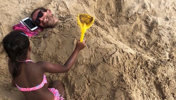Arturo Requejo y la pequeña Ambika en la playa / Instagram