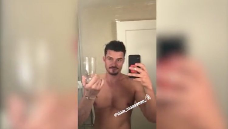 Orlando Bloom durante su video atrapando a la araña/ Fuente: Instagram