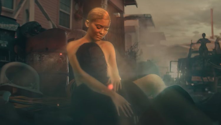 Fotograma del videoclip en la que Kris Jenner y Travis Scott representan La Piedad