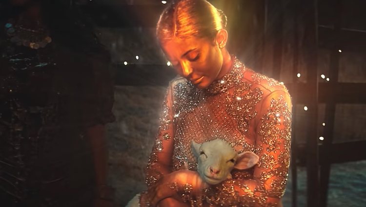 Kylie Jenner caracterizada como la Virgen María de oro en el videoclip