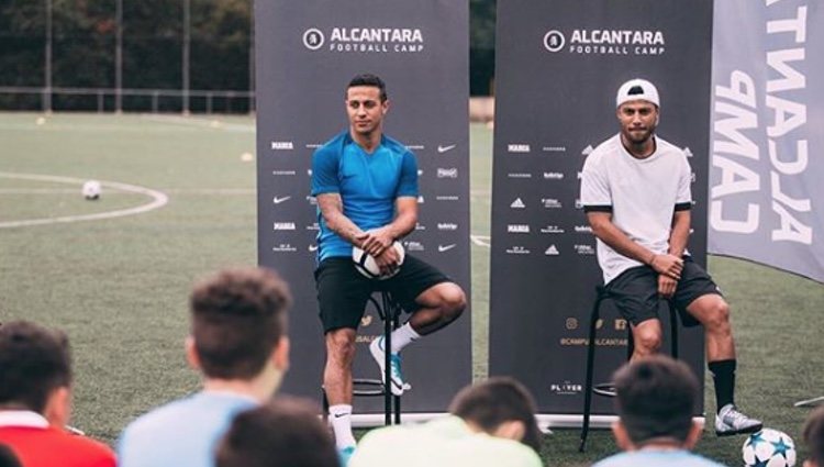 Los dos hermanos en un evento de su Campus de Fútbol | Foto: Instagram Thiago