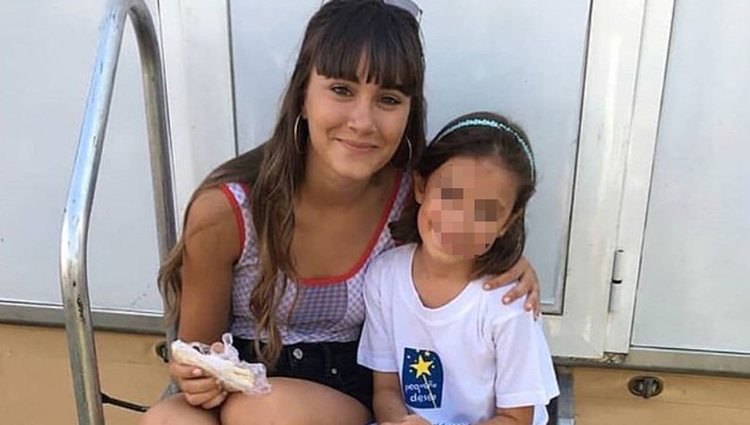 Aitana Ocaña junto a la pequeña en el hospital / Foto: Instagram