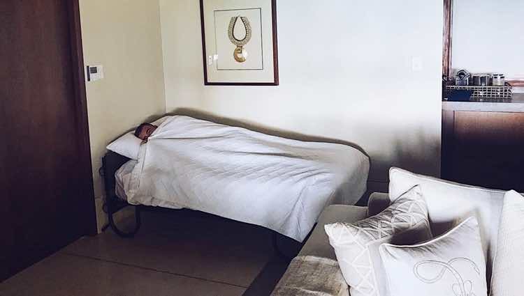 Jorge Javier Váquez en la cama supltoria / Instagram