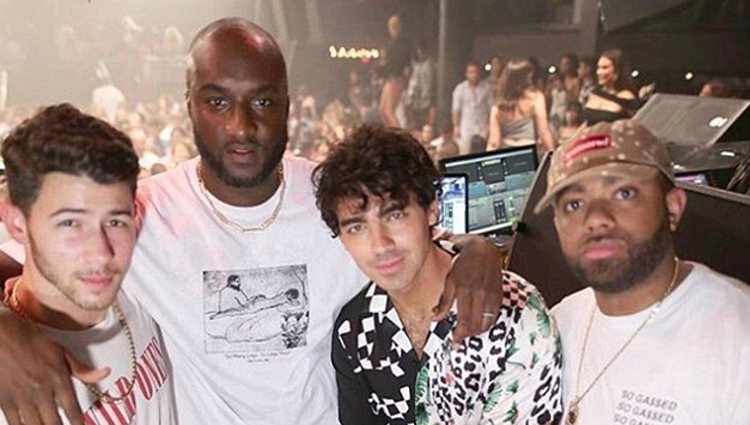 Nick y Joe Jonas junto a Virgil Abloh y otro amigo / Instagram