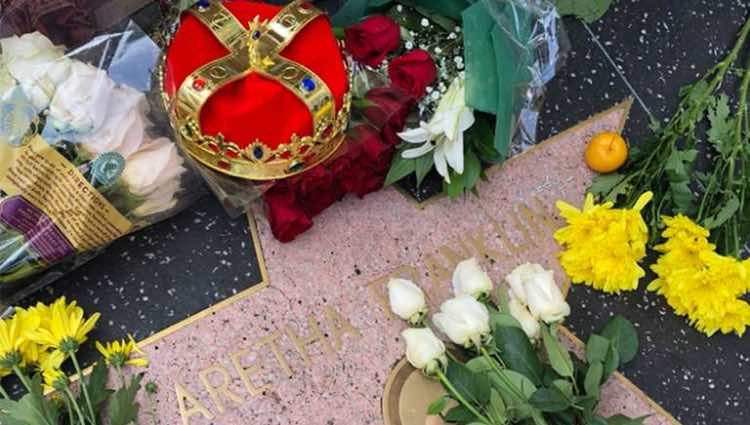 Los fans han llenado de flores la estrella de Aretha Franklin