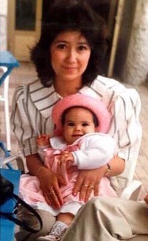 La madre de Cristina Pedroche la sujeta cuando solo era una bebé / Instagram