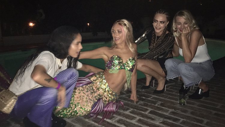 Zoë Kravitz, Cara Delevigne y Margot Robbie en la fiesta junto a una sirena </p><p>/ Foto: Instagram