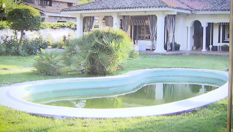 El chalet cuenta con piscina pero está estropeada / Foto: Telecinco