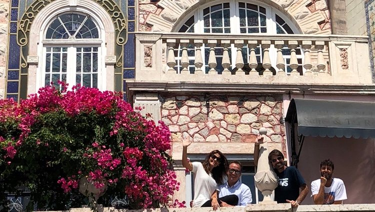 María José Suárez junto a Jordi Nieto y unos amigos durante su luna de miel en Lisboa/Foto:Instagram