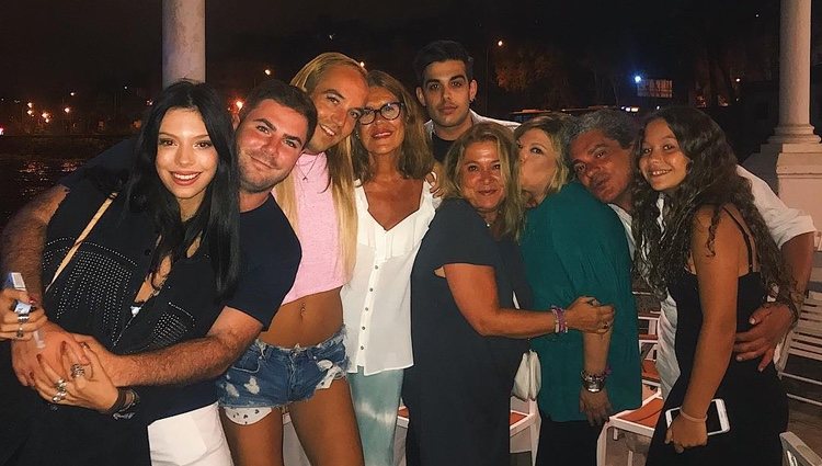 Aless Gibaja junto a Terelu Campos, Alejandra Rubio y otros amigos en Málaga/Foto:Instagram