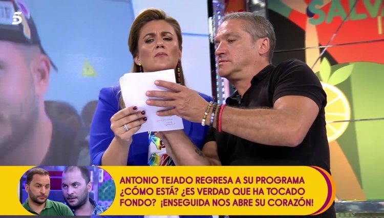 Gustavo González enseña las declaraciones de Isabel Pantoja a Carlota Corredera / Foto: Telecinco.es