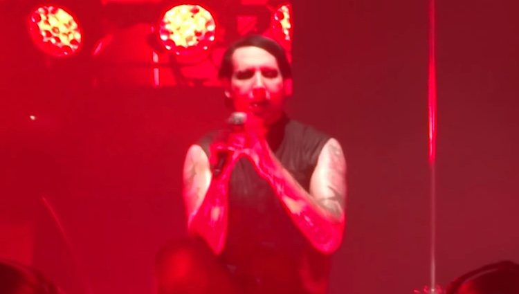 Marilyn Manson durante su concierto en Houston, segundos antes de perder el conocimiento/ Fuente: Youtube