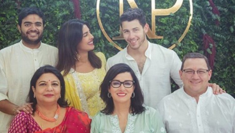 Priyanka Chopra y Nick Jonas con su familia/Foto:Instagram