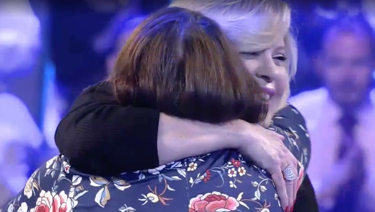 Bárbara Rey y su prima Encarna, emocionadas abrazándose / Telecinco.es 