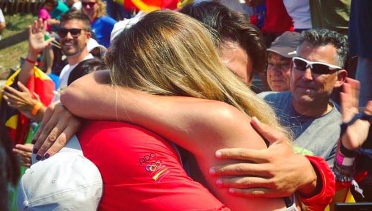 Cristian Toro y Susana Salmerón se abrazan después de comprometerse/Foto:Instagram