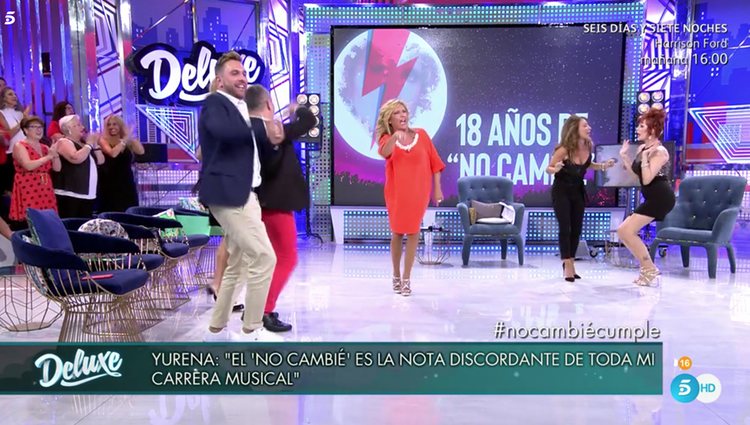 Todos los colaboradores bailando el 'No Cambié' / Foto: Telecinco