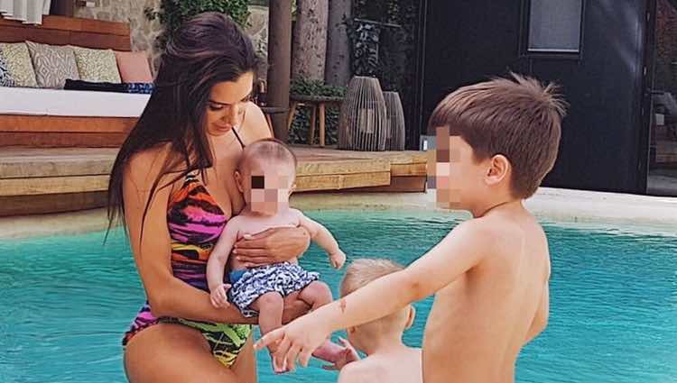 Pilar Rubio en la piscina con sus tres hijos / Instagram