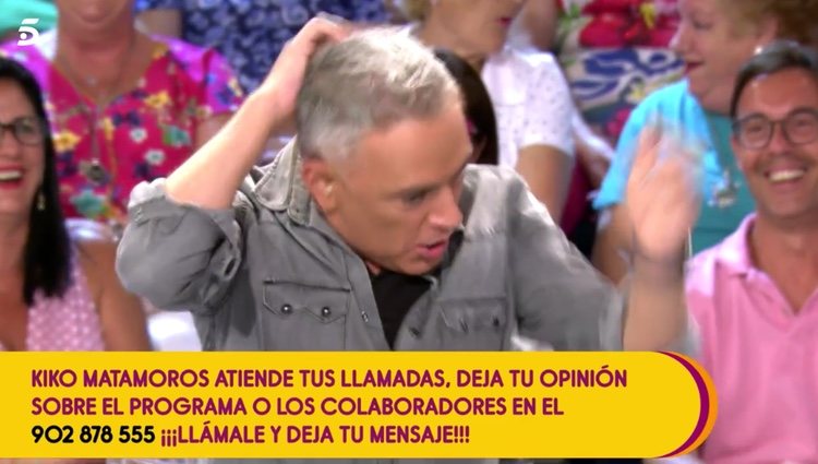 Kiko Hernández rascándose la cabeza para burlarse de Mónica Hoyos / Foto: Telecinco.es