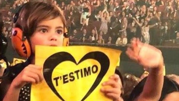 Milan Piqué con un cartel amarillo/ Foto: Instagram