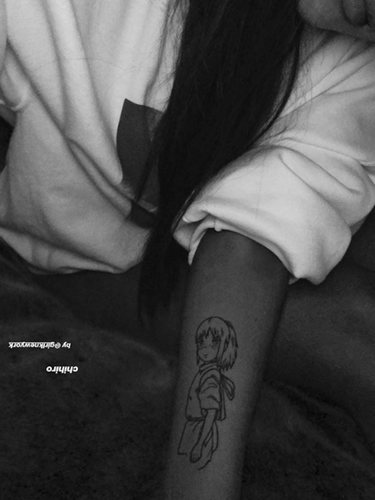 Ariana Grande mostró su tatuaje en Instagram Stories
