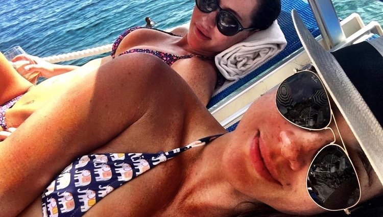 Meghan Markle y Jessica Mulroney en la piscina / Instagram