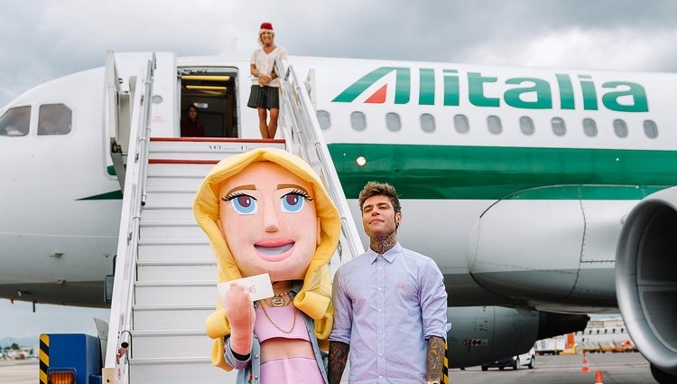 Fedez junto al muñeco a tamaño real de su prometida, tras bajar del avión privado nupcial / Instagram 