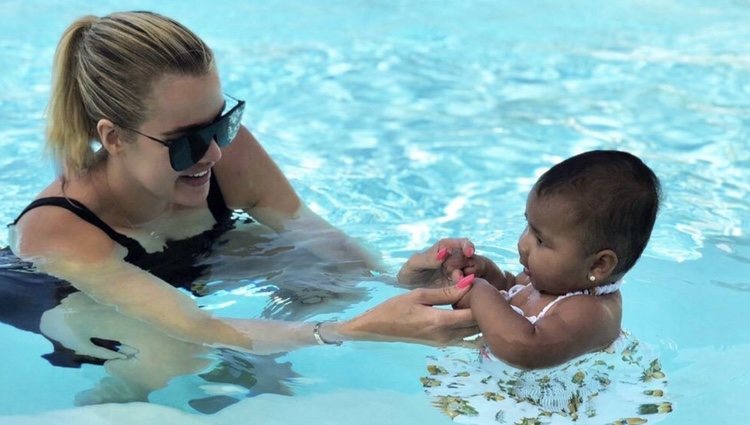 Khloe Kardashian disfruta de la primera lección de baño de su hija