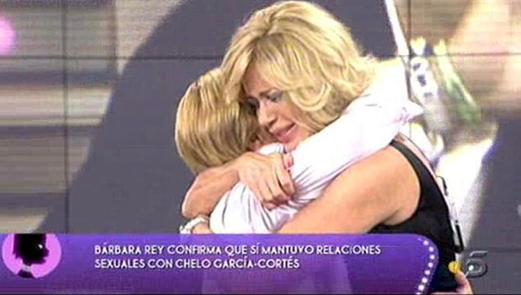 Chelo García Cortés y Bárbara Rey se funden en un abrazo en 'Sálvame Deluxe' | Foto: Telecinco.es