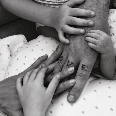 Ayda Field celebra con una publicación en su cuenta personal de Instagram, el nacimiento de su tercera hija