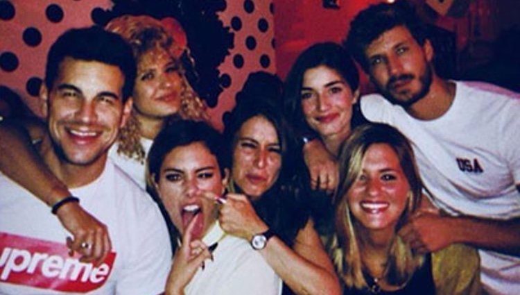 Blanca Suárez con Mario Casas y otras amistades/ Foto: Instagram