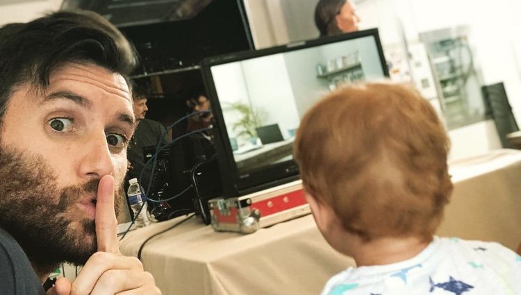 Rudy Fernández y su hijo viendo cómo trabaja su madre / Instagram 