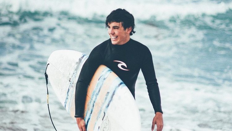 Óscar Casas haciendo surf / Instagram