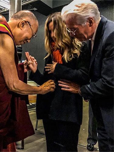 El Dalai Lama bendiciendo al futuro bebé de Richard Gere y Alejandra Silva / Instagram