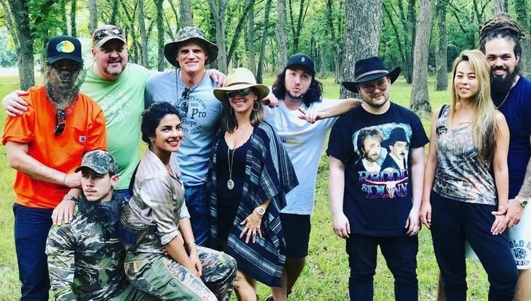 Nick Jonas y Priyanka Chopra disfrutan de la naturaleza en Texas acompañados de amigos y familiares