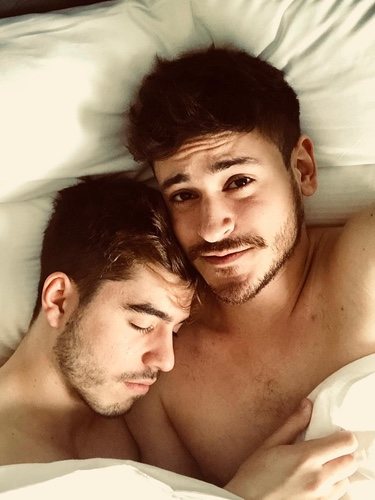 Cepeda y Roi en la cama / Instagram