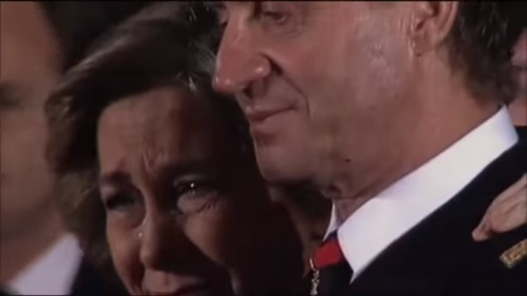 La Reina Sofía inconsolable apoyando al Rey Juan Carlos en el funeral de Don Juan de Borbón