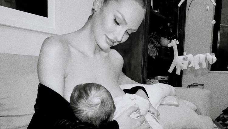 Candice Swanepoel reivindicando en Instagram el hecho de dar el pecho públicamente a su hijo