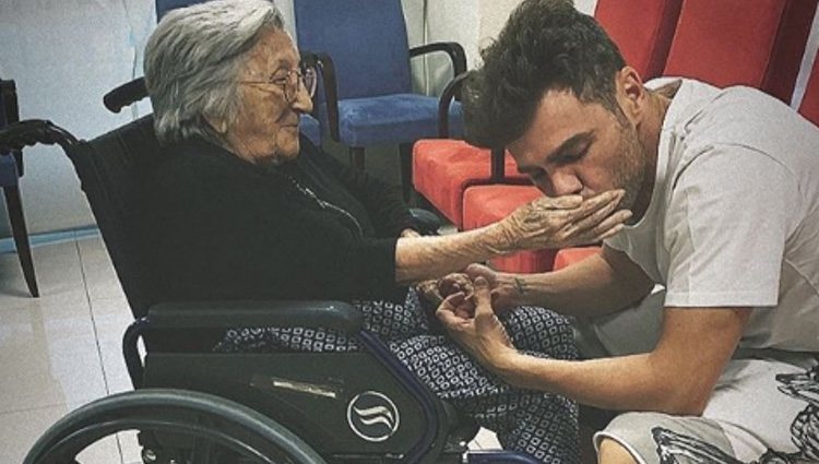 El DJ felicitando a su abuela en su 101 cumpleaños | Foto: Instagram Fonsi Nieto