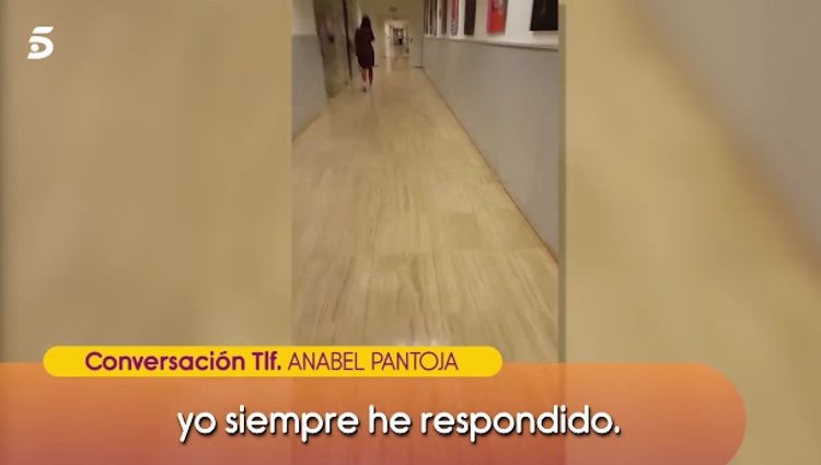 Anabel Pantoja hablando con su tía por los pasillos de Telecinco / Foto: Telecinco.es