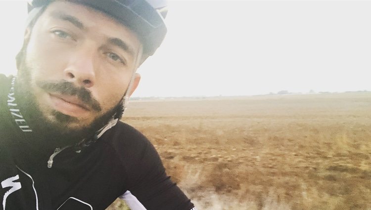 Alberto Isla paseando en bicicleta / Fuente: Instagram