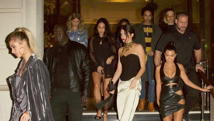 Luka Sabbat con un jersey amarillo de rayas junto a las hermanas Kardashian en 2016 / Instagram 